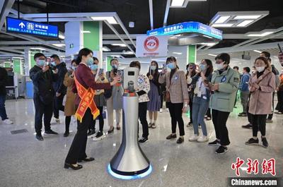 南宁地铁5号线迎首批试乘市民 多项智能设备令车站更“聪明”